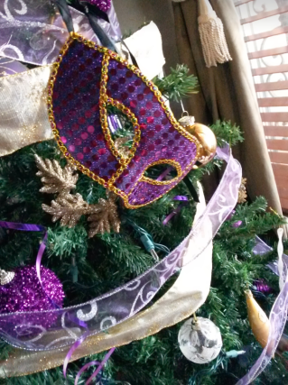 mardi-gras-tree-inspiration_mardigras-mask_on-fixitwithfran_com